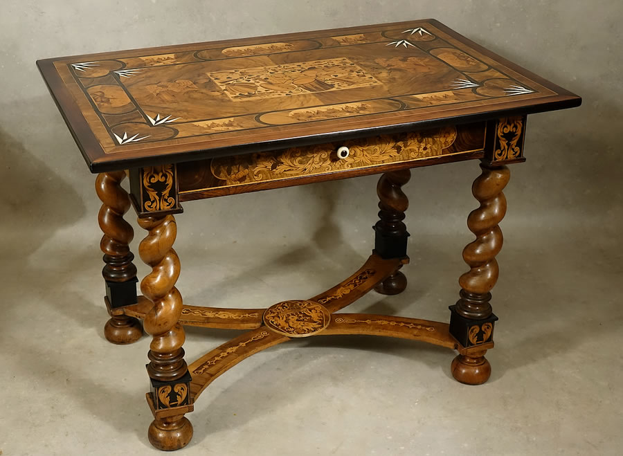 Table Louis XIV en marqueterie Augsbourg  Innsbruck Tyrol XVIIe si&egrave;cle